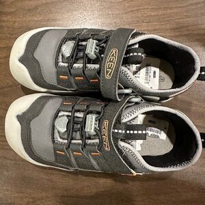 KEEN Unisex-child Howser Low Height Wrap Casual. Steel grey with hits or orange.